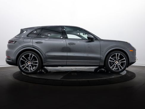 Certified 2025 Porsche Cayenne image 8