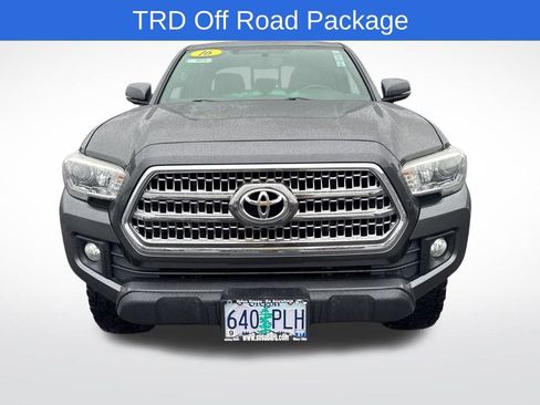 Used 2016 Toyota Tacoma TRD Off-Road w/ Towing Package image 2