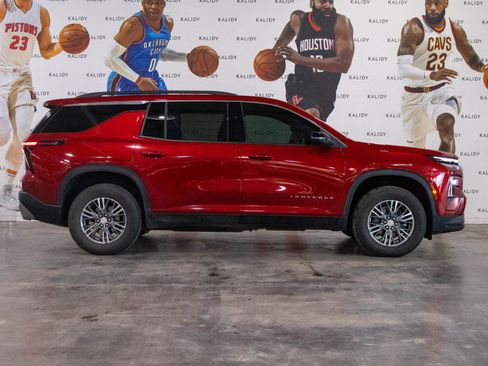 Used 2025 Chevrolet Traverse LT image 18