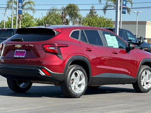 Used 2024 Chevrolet Trax LS w/ LS Convenience Package FWD image 4