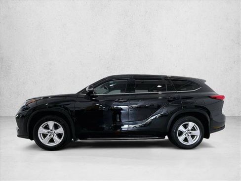 Used 2022 Toyota Highlander LE FWD image 6