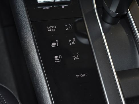 Certified 2025 Porsche Macan image 17