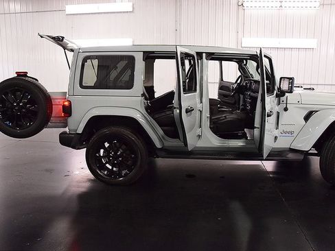 Used 2023 Jeep Wrangler Unlimited Sahara w/ Cold Weather Group AWD/4WD image 35