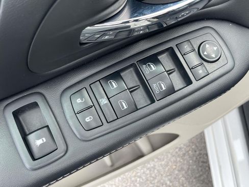 Used 2019 Dodge Grand Caravan SXT FWD image 17