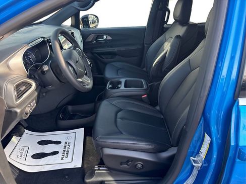 New 2026 Chrysler Pacifica Select image 9