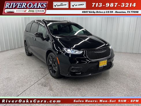 Used 2026 Chrysler Pacifica Limited w/ Uconnect Theater Family Group image 1