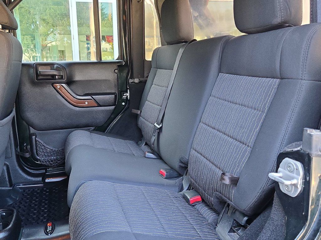 Used 2012 Jeep Wrangler Unlimited Rubicon w/ Max Tow Pkg AWD/4WD image 25