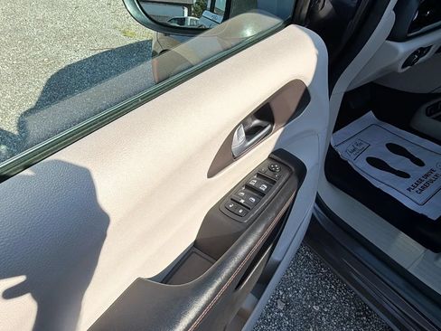 Used 2018 Chrysler Pacifica Touring-L w/ Tire & Wheel Group FWD image 10