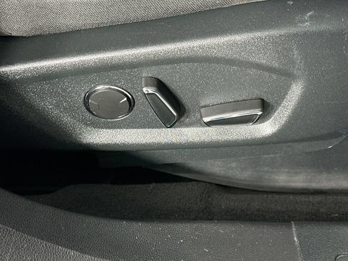 Used 2018 Ford Explorer XLT w/ Equipment Group 201A FWD image 22