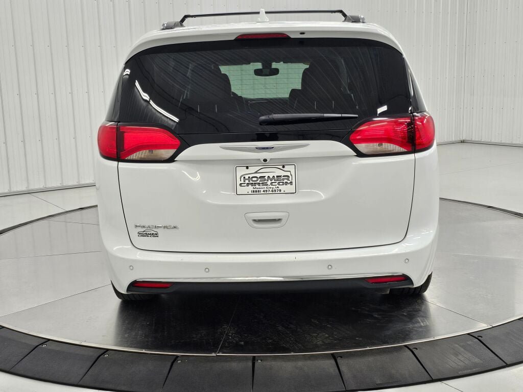 Used 2020 Chrysler Pacifica Touring-L FWD image 4