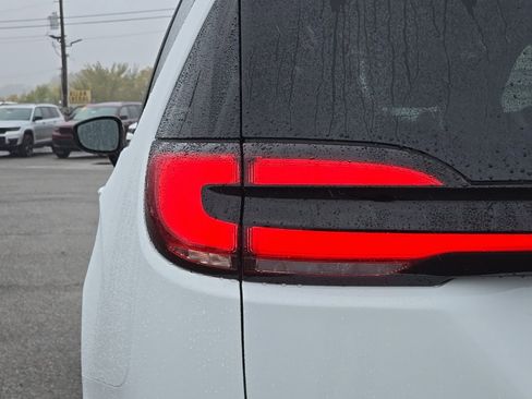 New 2026 Chrysler Pacifica Select image 11