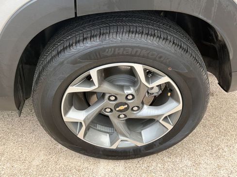 Used 2025 Chevrolet Trax LT image 30