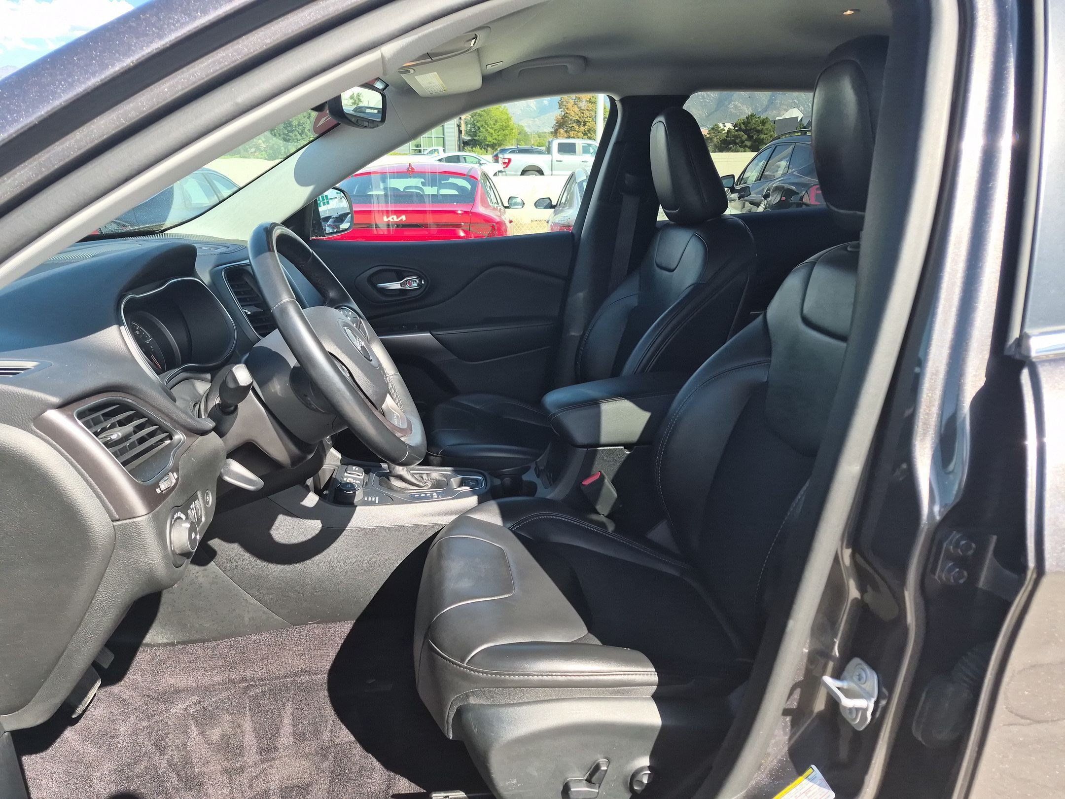 Used 2019 Jeep Cherokee Latitude Plus w/ Comfort/Convenience Group AWD/4WD image 25