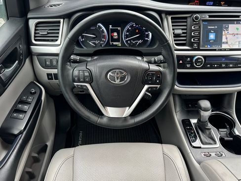 Used 2017 Toyota Highlander Limited image 18