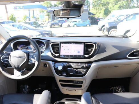 Used 2024 Chrysler Pacifica Touring-L FWD image 18