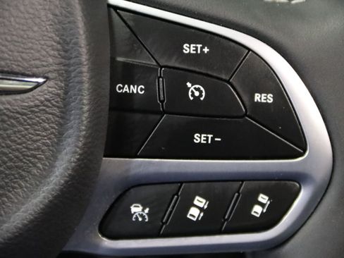Used 2026 Chrysler Pacifica Limited FWD image 17