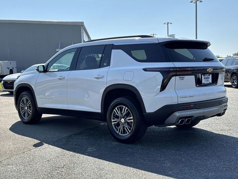 Used 2025 Chevrolet Traverse LT image 8