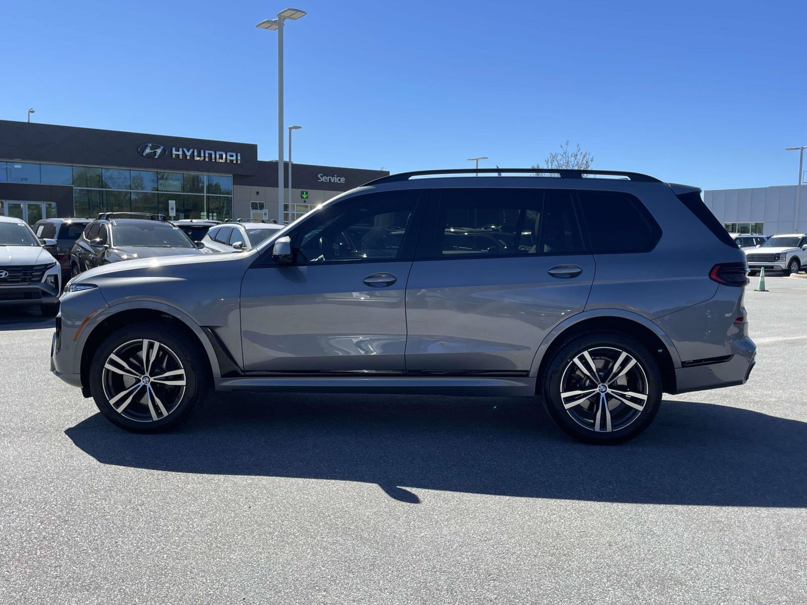 Used 2023 BMW X7 xDrive40i w/ M Sport Package AWD/4WD image 25