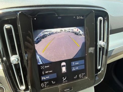 Used 2022 Volvo XC40 T4 Momentum FWD image 32