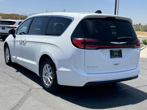 Used 2023 Chrysler Pacifica Touring-L FWD image 4
