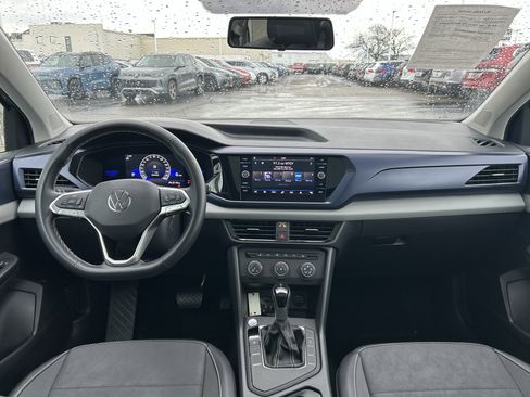 Certified 2022 Volkswagen Taos SE w/ Panoramic Sunroof Package image 9