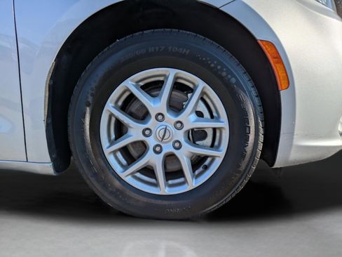 Used 2024 Chrysler Pacifica Touring-L image 11