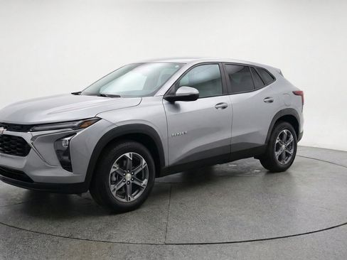 Used 2025 Chevrolet Blazer LT FWD image 3