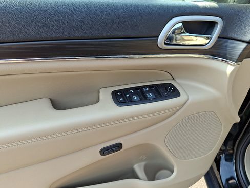 Used 2021 Jeep Grand Cherokee Limited AWD/4WD image 13