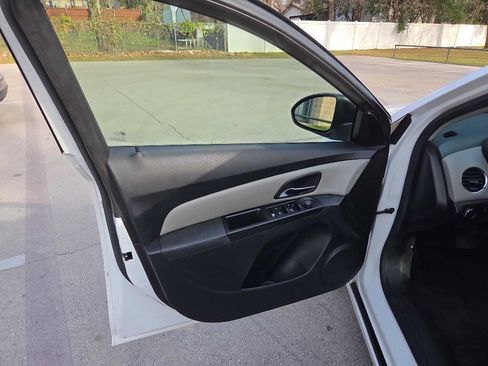 Used 2013 Chevrolet Cruze LS image 14