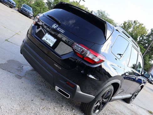 New 2025 Honda Pilot Black Edition image 7