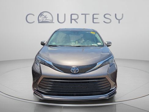Certified 2024 Toyota Sienna XLE FWD image 4