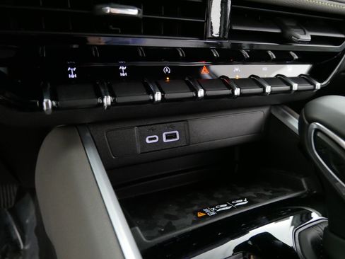 Used 2025 Chevrolet Colorado ZR2 w/ Technology Package image 31