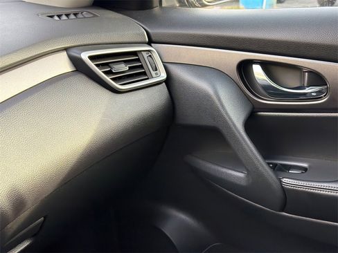 Used 2016 Nissan Rogue SV w/ SV Premium Package image 32