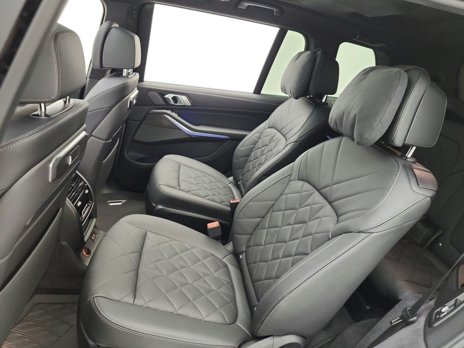 Used 2025 BMW X7 xDrive40i w/ M Sport Package AWD/4WD image 16