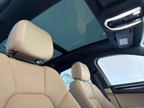 Certified 2026 Porsche Macan AWD/4WD image 17