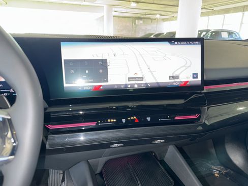 Certified 2025 BMW 530i image 25