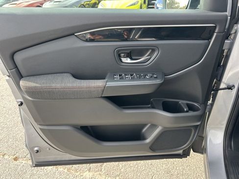 Used 2025 Honda Pilot Sport image 25