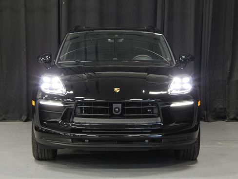 Certified 2026 Porsche Macan AWD/4WD image 8
