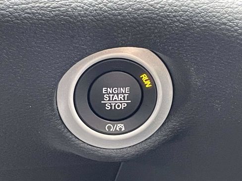 Certified 2025 Chrysler Pacifica Limited FWD image 38