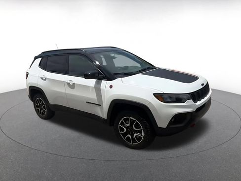 Used 2025 Jeep Compass Trailhawk AWD/4WD image 2
