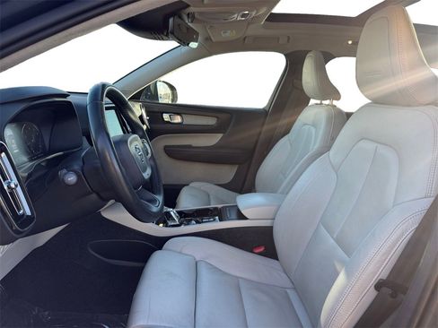 Used 2019 Volvo XC40 T5 Inscription image 9