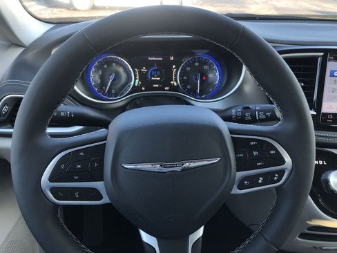 Used 2023 Chrysler Pacifica Touring-L image 25