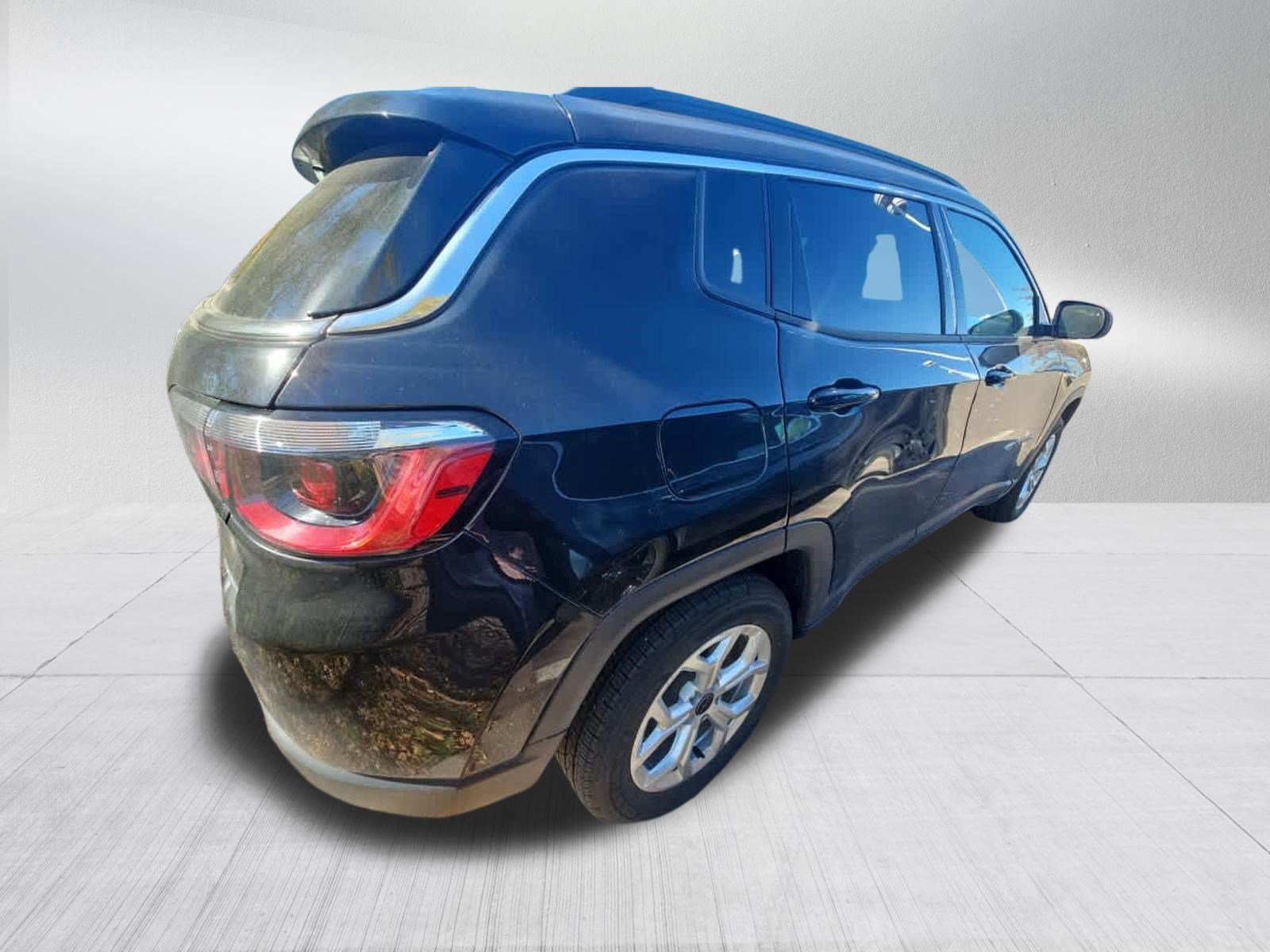 Used 2025 Jeep Compass Latitude w/ Convenience Group AWD/4WD image 4