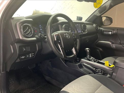 Used 2021 Toyota Tacoma TRD Off-Road w/ Technology Package AWD/4WD image 14