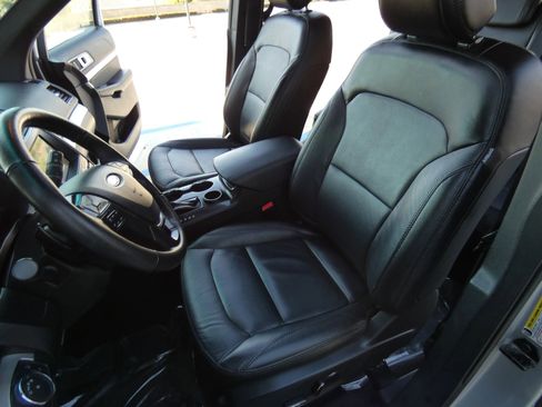 Used 2017 Ford Explorer XLT w/ Equipment Group 202A image 51