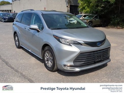 Used 2022 Toyota Sienna XLE image 1