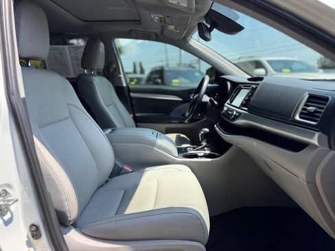 Used 2019 Toyota Highlander XLE AWD/4WD image 28
