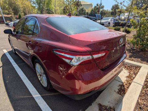 Used 2019 Toyota Camry XLE image 5