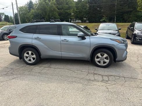Used 2022 Toyota Highlander LE AWD/4WD image 4