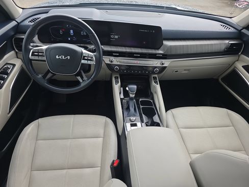 Used 2024 Kia Telluride EX w/ EX Captain's Chair Package image 16